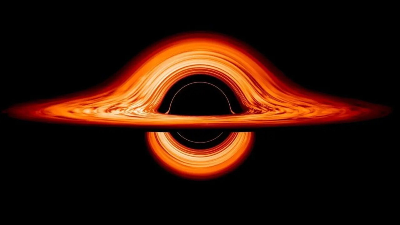 Simulaci&oacute;n dunha volta completa arredor dun buraco negro e o seu disco de acreci&oacute;n. A gravidade extrema do buraco negro distorsiona a luz procedente do disco, un efecto que var&iacute;a segundo o &aacute;ngulo de visi&oacute;n. (Foto: NASA's Goddard Space Flight Center Jeremy Schnittman)