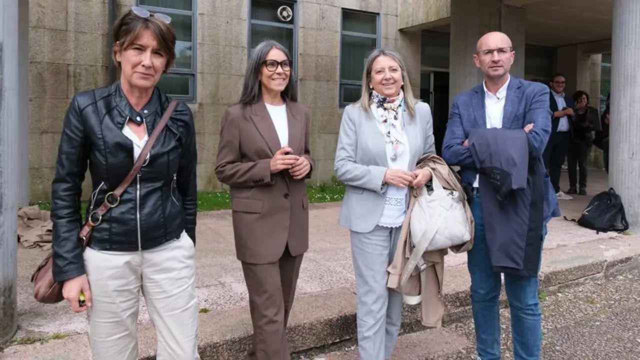 Marta &Aacute;lvarez, Mercedes Ros&oacute;n, Mila Castro e Gonzalo Mu&iacute;&ntilde;os, concelleiras do PSdeG expulsadas do grupo municipal chegan &aacute; vista coa direcci&oacute;n do PSOE, o 9 de maio de 2025, en Santiago de Compostela. (Foto: C&eacute;sar Arxina / Europa Press)