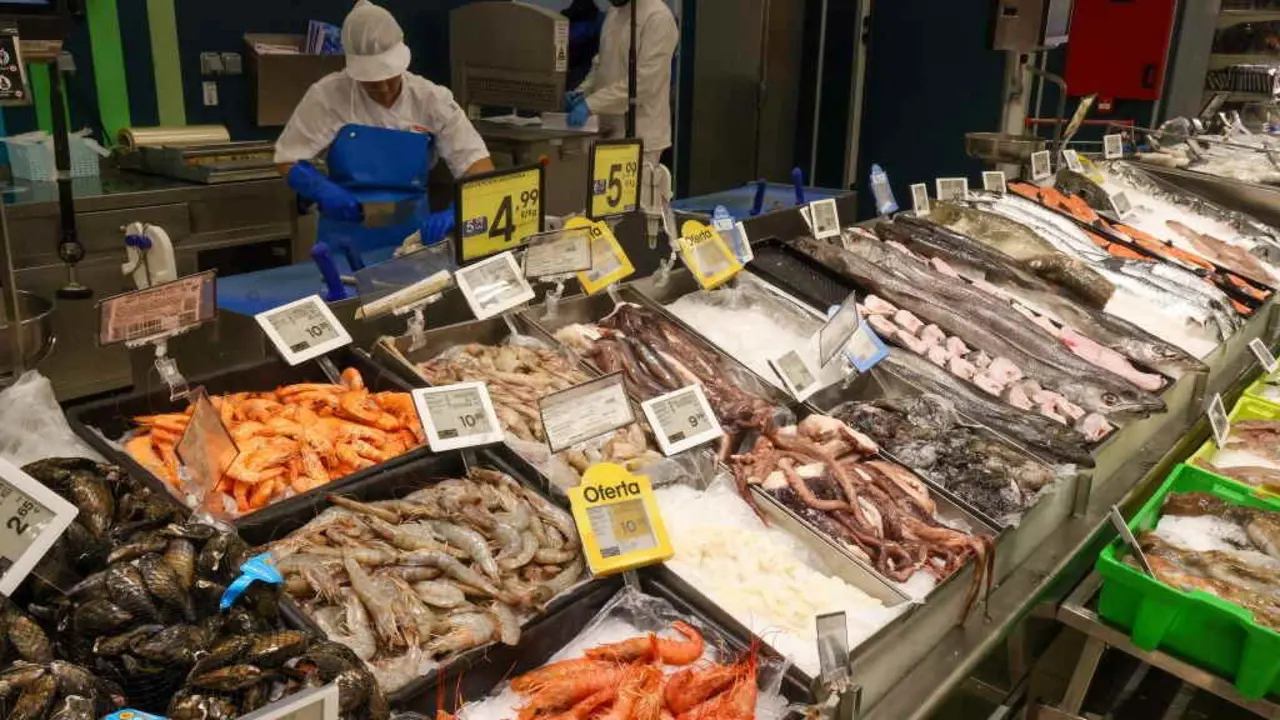 Unha muller traballa na peixar&iacute;a dun supermercado. (Foto: Arxina)