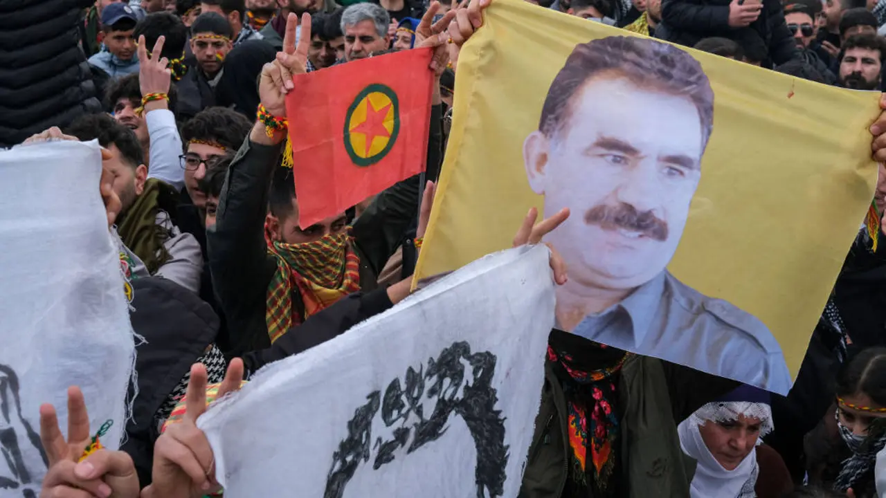Mobilizaci&oacute;n o 21 de marzo de 2025 en Diyarbakir, principal cidade kurda en Turqu&iacute;a, coa bandeira do PKK e unha imaxe de Abdullah &Ouml;calan. (Foto: Bilal Seckin / SOPA Images v&iacute;a ZUMA / DPA v&iacute;a Europa Press)