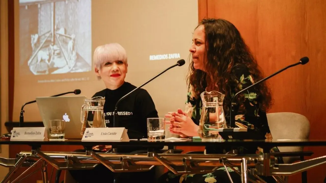 Remedios Zafra e Ux&iacute;a Caride, este 13 de maio, durante as xornadas. (Foto: Clara Xanthina)