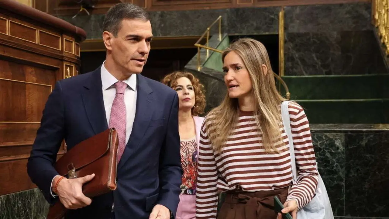 A ministra Sara Aagesen xunto ao presidente do Goberno espa&ntilde;ol, Pedro S&aacute;nchez, o pasado 14 de maio no Congreso. (Foto: Marta Fern&aacute;ndez / Europa Press)