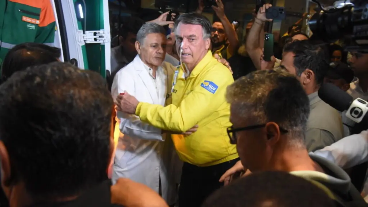 O ex presidente Jair Bolsonaro, trasladado a Brasilia desde R&iacute;o Grande o pasado 12 de abril tras ser operado por sexta vez. (Foto: Europa Press / Contacto / Jose Aldenir)