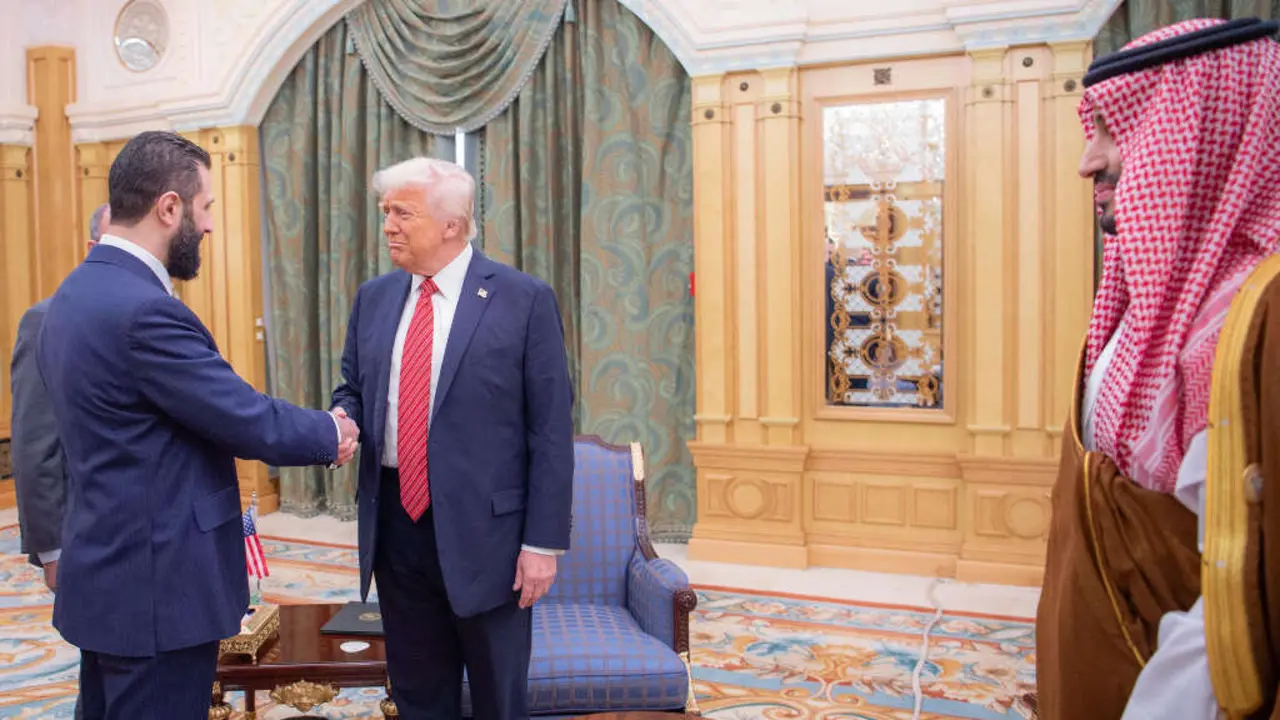 O pr&iacute;ncipe herdeiro saudita, M. bin Salman, observa o sa&uacute;do entre o l&iacute;der xihadista sirio, M. al Golani, e o presidente estadounidense, D. Trump, o 14 de maio de 2025. (Foto: Axencia de Prensa Saudita / DPA)