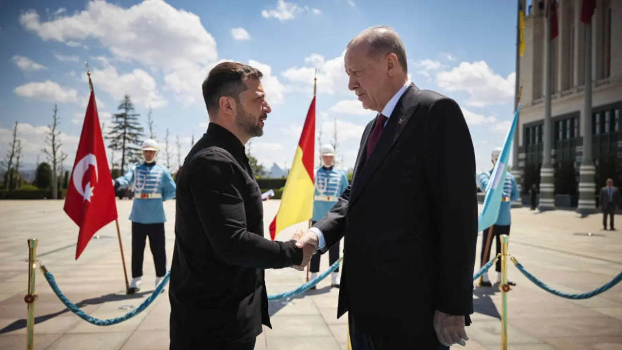 O presidente de Ucra&iacute;na, Volodimir Zelenski, e o seu hom&oacute;logo de Turqu&iacute;a, Recep Tayyip Erdogan, o 15 de maio de 2025 en Ancara, a capital turca. (Foto: Presidencia de Ucra&iacute;na / DPA v&iacute;a Europa Press)