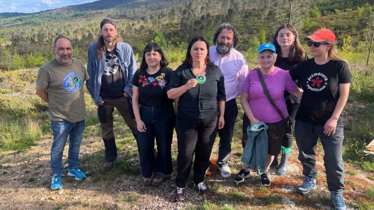 Ana Miranda con respons&aacute;beis do BNG das comarcas de Ourense e O Ribeiro e representnates da plataforma SOS Su&iacute;do-Seixo. (Foto: N&oacute;s Diario)