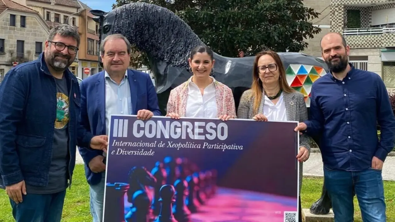 Xos&eacute; Daniel Costas, Rub&eacute;n Lois, Leticia Santos, Maribel Doval e Breixo Martins, este 20 de maio en Moa&ntilde;a. (Foto: DUVI)