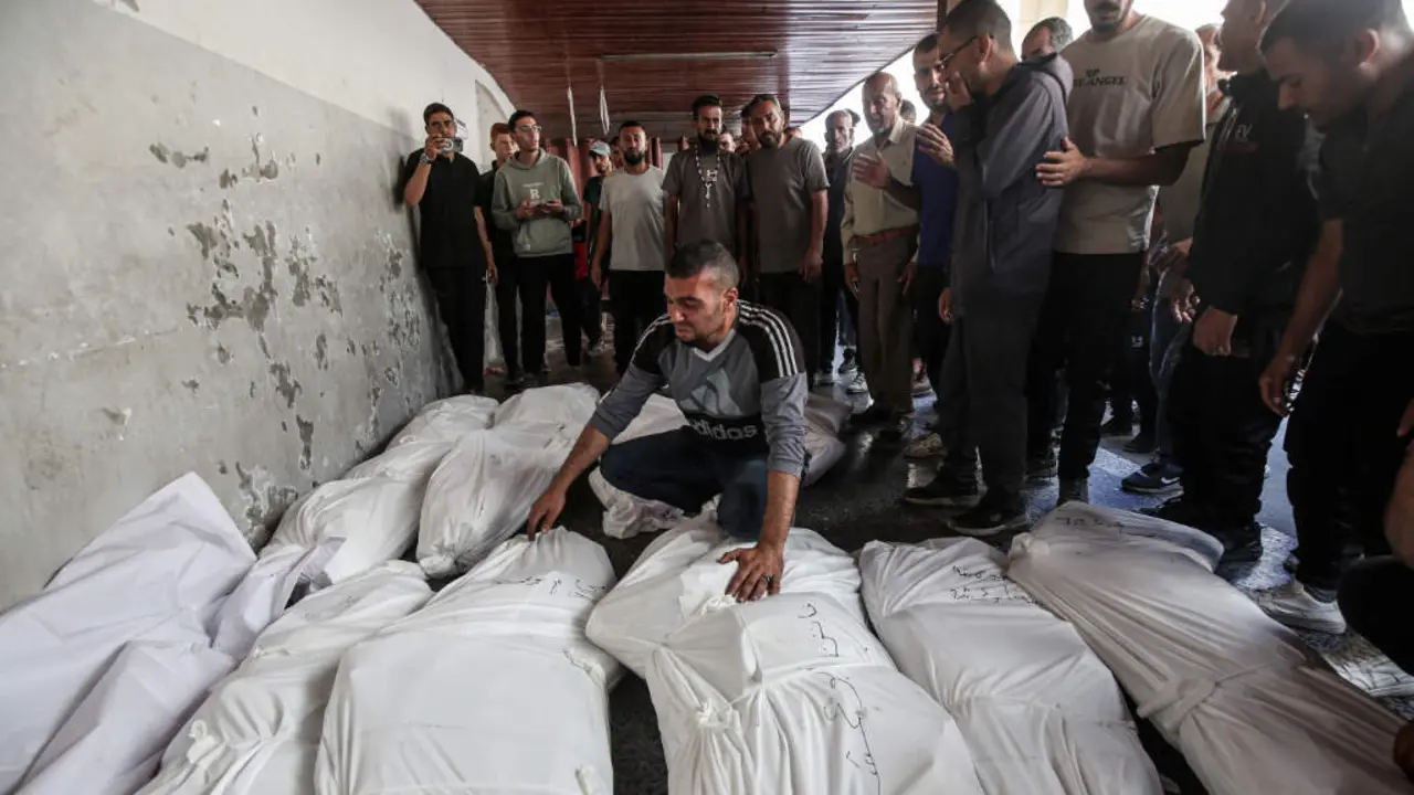 Palestinas e palestinos asasinados por Israel na Cidade de Gaza, no norte do enclave palestino, o 20 de maio de 2025. (Foto: Omar Ashtawy / APA Images v&iacute;a ZUMA)