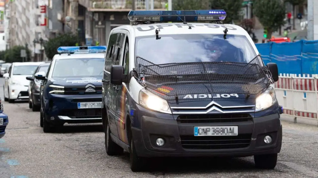 Coches da polic&iacute;a espa&ntilde;ola nas inmediaci&oacute;ns da Cidade da Xustiza de Vigo. (Foto: Adri&aacute;n Irago / Europa Press)