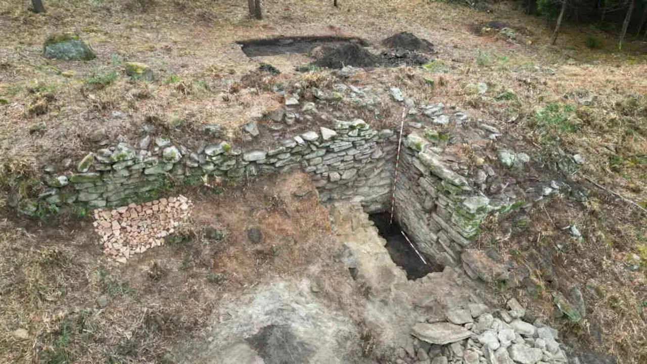 Escavaci&oacute;n arqueol&oacute;xica na fortaleza do Castro Valente, Padr&oacute;n, nunha zona pr&oacute;xima a onde Iberdrola pr&eacute; instalar os e&oacute;licos. (Foto: Castelos no aire)