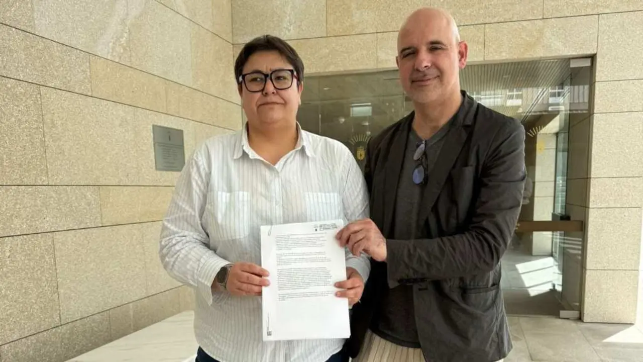 Iria Salvande e Pedro Casta&ntilde;&oacute;n, &aacute; sa&iacute;da do Parlamento, o 21 de maio. (Foto: N&oacute;s Diario)