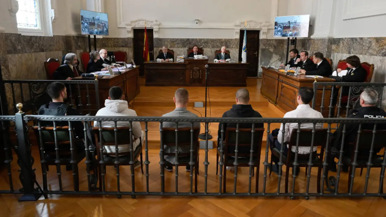 A Coru&ntilde;a
Vista de apelaci&oacute;n que se celebra en el Tribunal Superior de Xustiza de Galicia para resolver los recursos presentados por los procesados, en un intento por rebajar las penas de prisi&oacute;n que les impuso la Audiencia provincial de A Coru&ntilde;a tras el juicio con jurado popular celebrado a finales del 2024
Diego Monta&ntilde;a (), considerado l&iacute;der de la banda que atac&oacute; a Samuel e iniciador de la pelea, fue condenado a 24 a&ntilde;os de prisi&oacute;n por asesinato, con la agravante de discriminaci&oacute;n por motivo de orientaci&oacute;n sexual. Alejandro Freire (), alias Llumba, fue condenado a 20 a&ntilde;os y Kaio Amaral Silva () a 20 a&ntilde;os y medio, por el crimen y por el robo del m&oacute;vil de Samuel. Por su parte, Alejandro M&iacute;guez (), el &uacute;nico en libertad, fue condenado a 10 a&ntilde;os entre rejas como c&oacute;mplice de la muerte a golpes del joven auxiliar de enfermer&iacute;a.
28/04/2025
Foto: M. Dylan / Europa Press