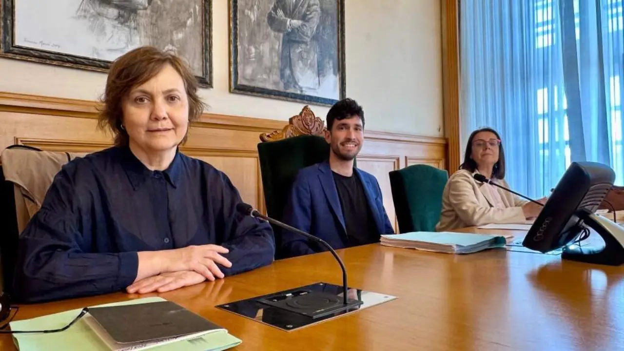 O concelleiro de Urbanismo de Santiago de Compostela, Iago Lesteg&aacute;s, durante a mesa sectorial de vivenda, o 22 de maio de 2025. (Foto: Concello de Compostela)