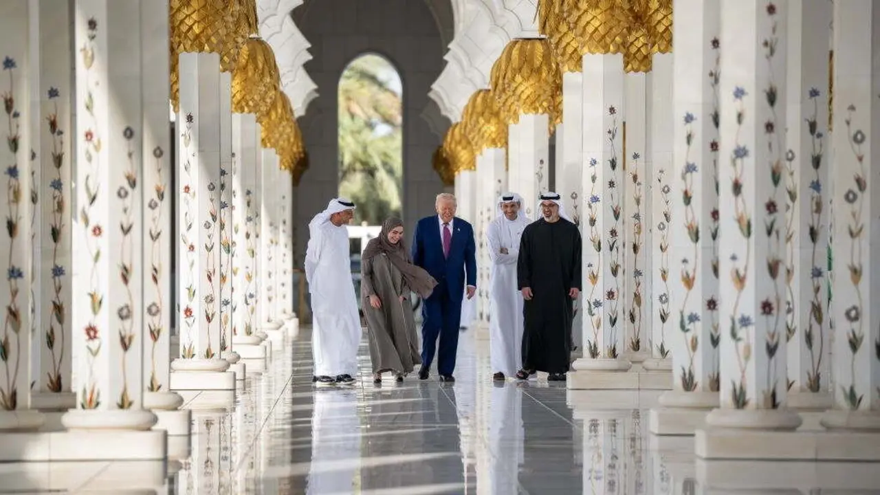 O presidente Donald Trump visita a Gran Mezquita Sheikh Zayed, o 15 de maio, en Abu Dhabi, Emiratos &Aacute;rabes Unidos. (Foto: Molly Riley / White House)