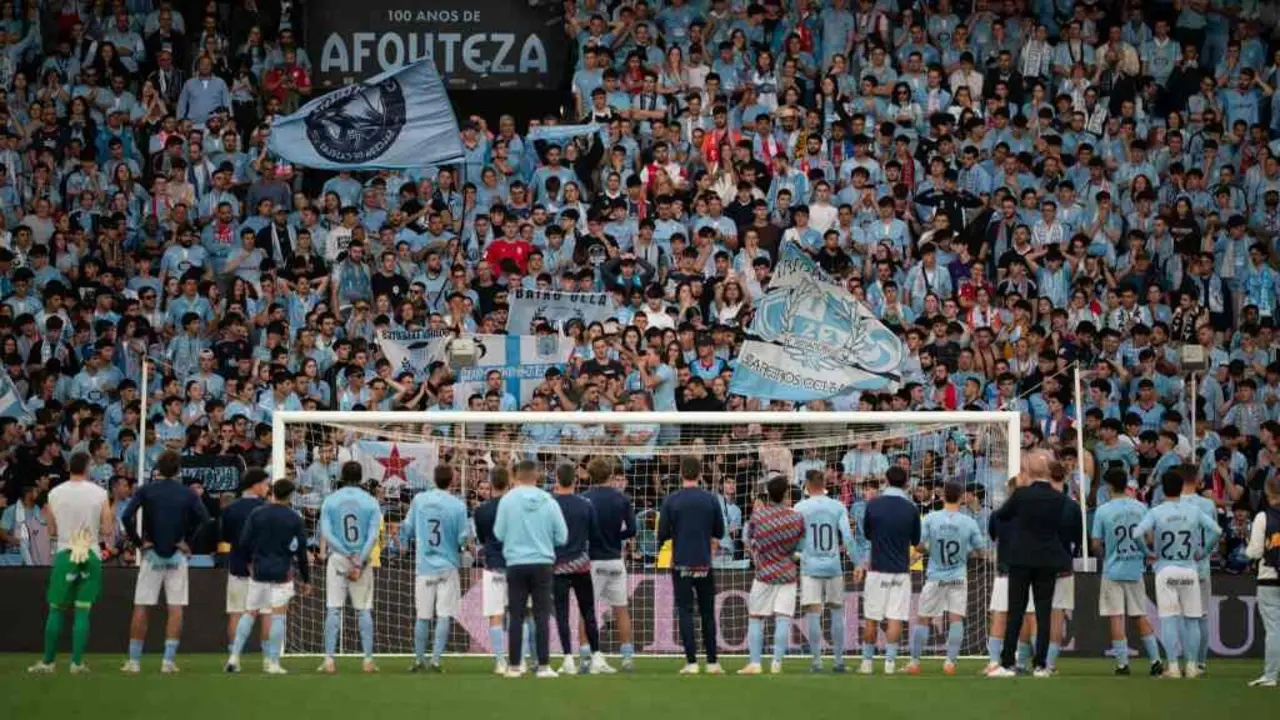 Os xogadores do Celta saudando a bancada o pasado domingo tras o partido contra o Raio Vallecano. (Foto: RC Celta)