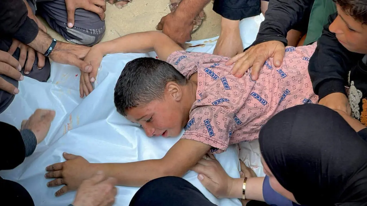 Unha crianza palestina desp&iacute;dese dun familiar nun funeral de persoas asasinadas por Israel en Khan Younis, no sur da Faixa de Gaza, o 23 de maio de 2025. (Foto: Moaz Abu Taha / Zuma Press / ContactoFoto)