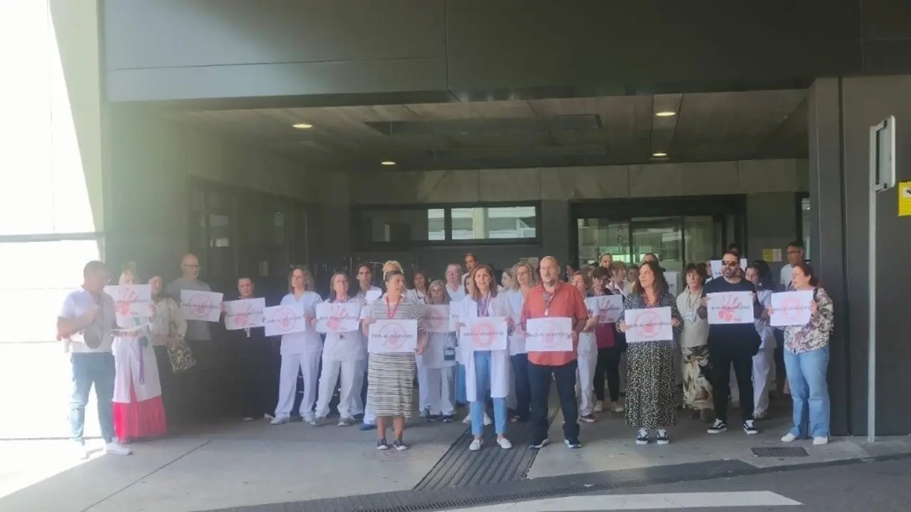Persoal da &aacute;rea sanitaria de Vigo, este 27 de maio. (Foto: N&oacute;s Diario)