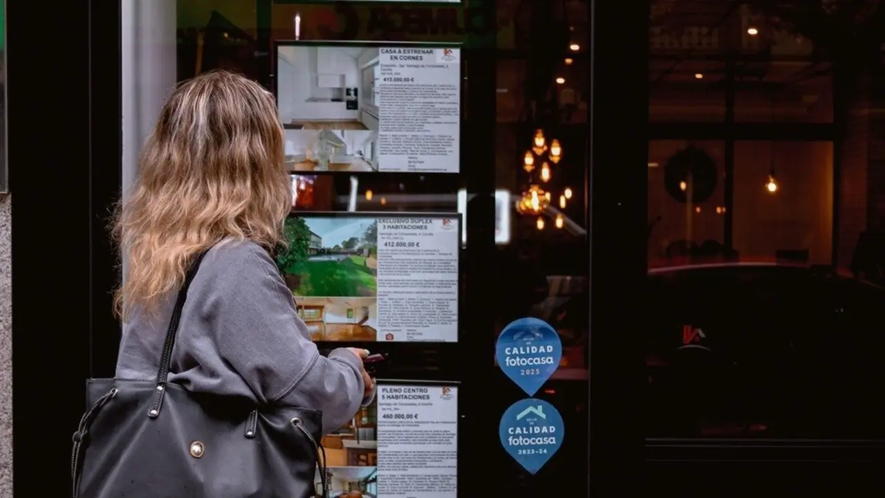 Unha muller ante o escaparate dunha inmobiliaria en Compostela. (Foto: Clara Xanthina)