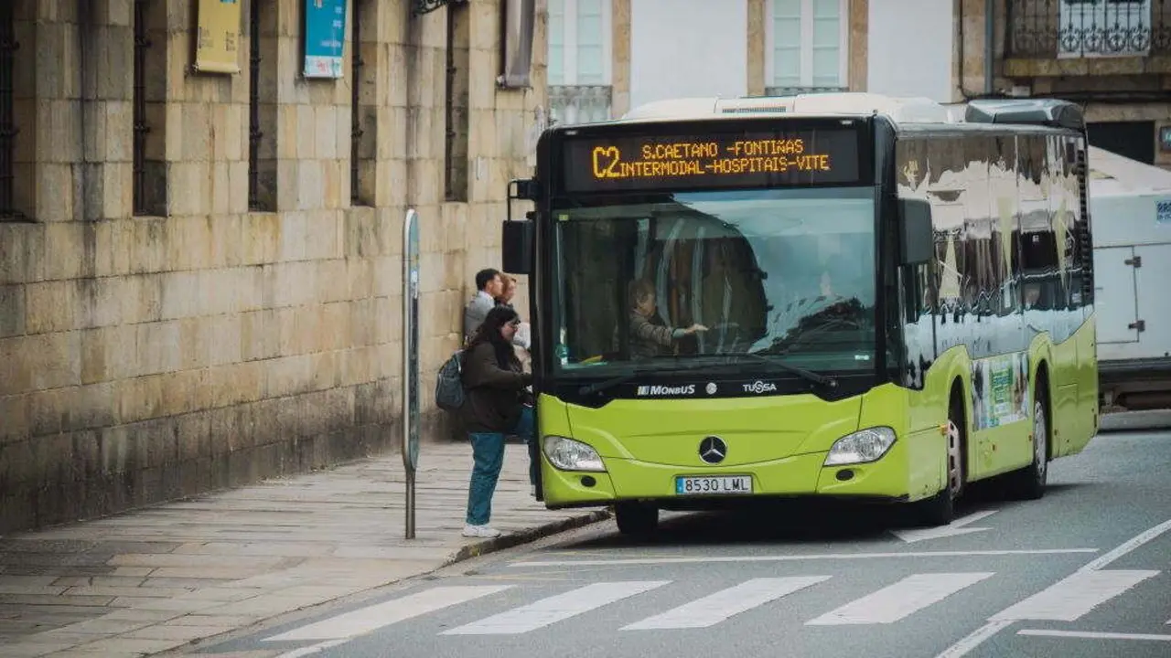 Usuarias do transporte p&uacute;blico collen o bus en Santiago de Compostela. (Foto: Clara Xanthina)