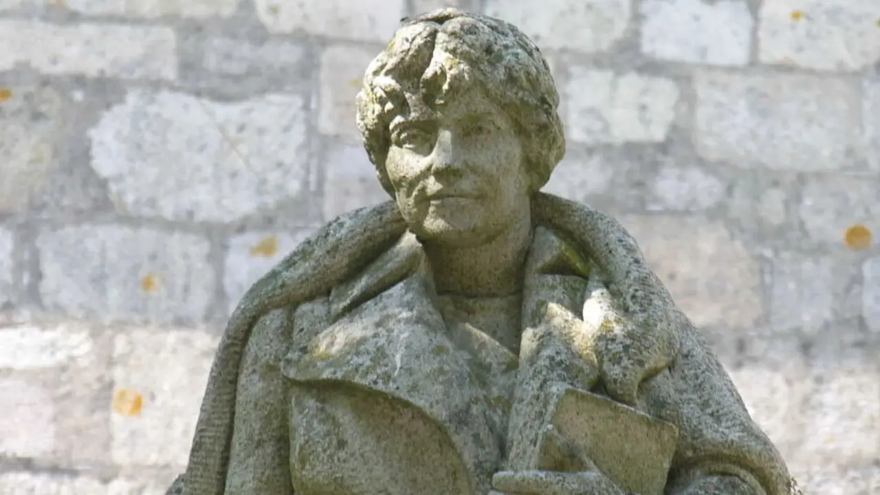 Estatua de Rosal&iacute;a de Castro en Padr&oacute;n (O Sar). (Foto: Luis Miguel Bugallo S&aacute;nchez)