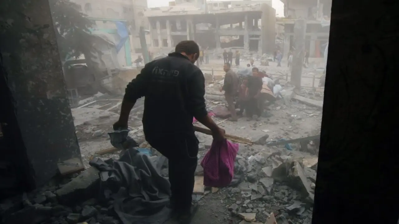 Palestinos inspeccionan os cascallos dunha escola tras o atentado israel&iacute; en maio en Jabalia, no norte da Faixa de Gaza. (Foto Europa Press. Contacto.   Omar Ashtawy)