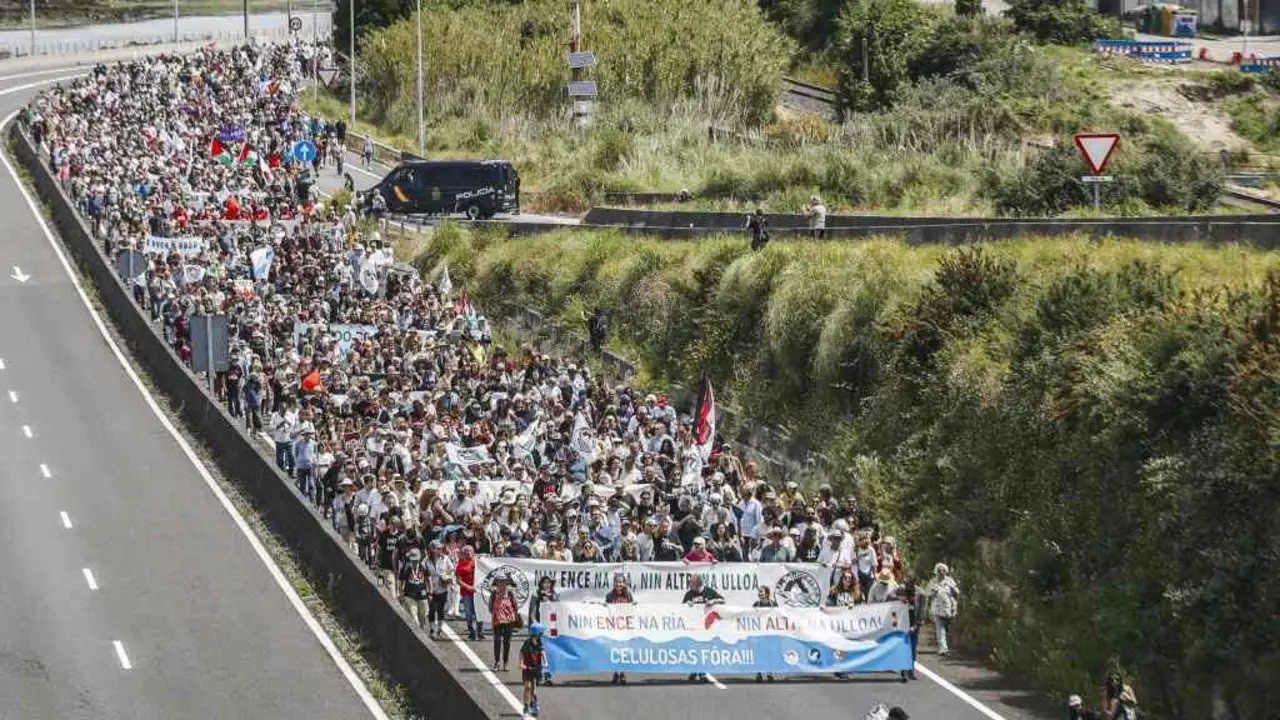 A marcha en direcci&oacute;n &aacute;s instalaci&oacute;ns de Ence. (Foto Beatriz Ciscar  Europa Press)