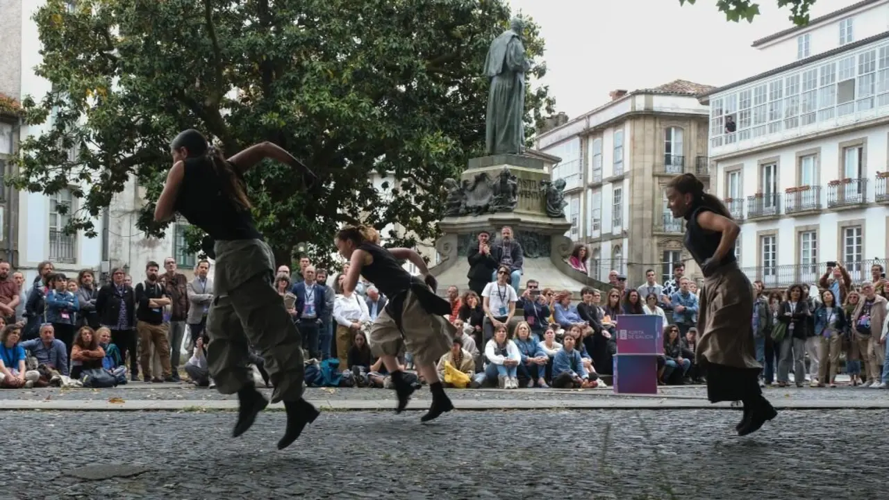 'Tr&iuml;ade', de Colectivo Glovo, esta segunda feira, na praza de Mazarelos de Santiago de Compostela. (Foto: Arxina)