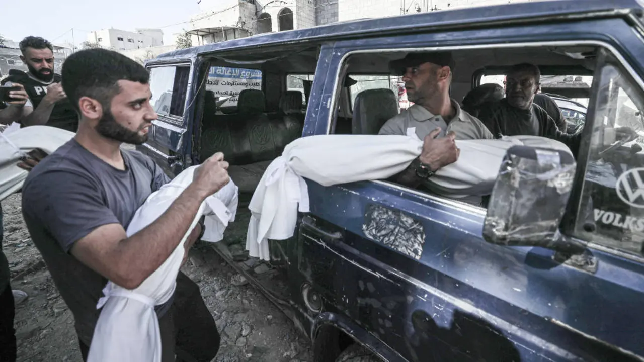 Corpos de crianzas palestinas asasinadas por Israel en Jabalia, no norte de Gaza, o 29 de maio. (Foto: Omar Ashtawy / APA Images v&iacute;a ZUMA Press)