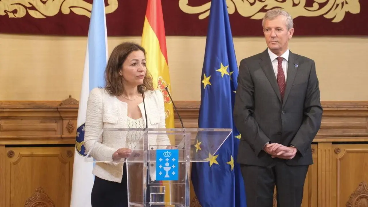 Marta Vilaverde e Alfonso Rueda na toma de posesi&oacute;n da nova conselleira do mar este 5 de xu&ntilde;o no Pazo de Raxoi. (Foto: Arxina)