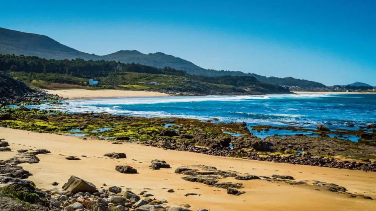 Vistas de Baro&ntilde;a e Queiruga, ao lonxe, no concello de Porto do Son (comarca de Noia). (Foto: Manuel Vinuesa)