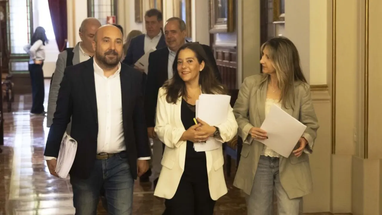 A alcaldesa da Coru&ntilde;a, In&eacute;s Rei, no centro, esta quinta feira, no Pazo de Mar&iacute;a Pita. (Foto: Concello da Coru&ntilde;a)