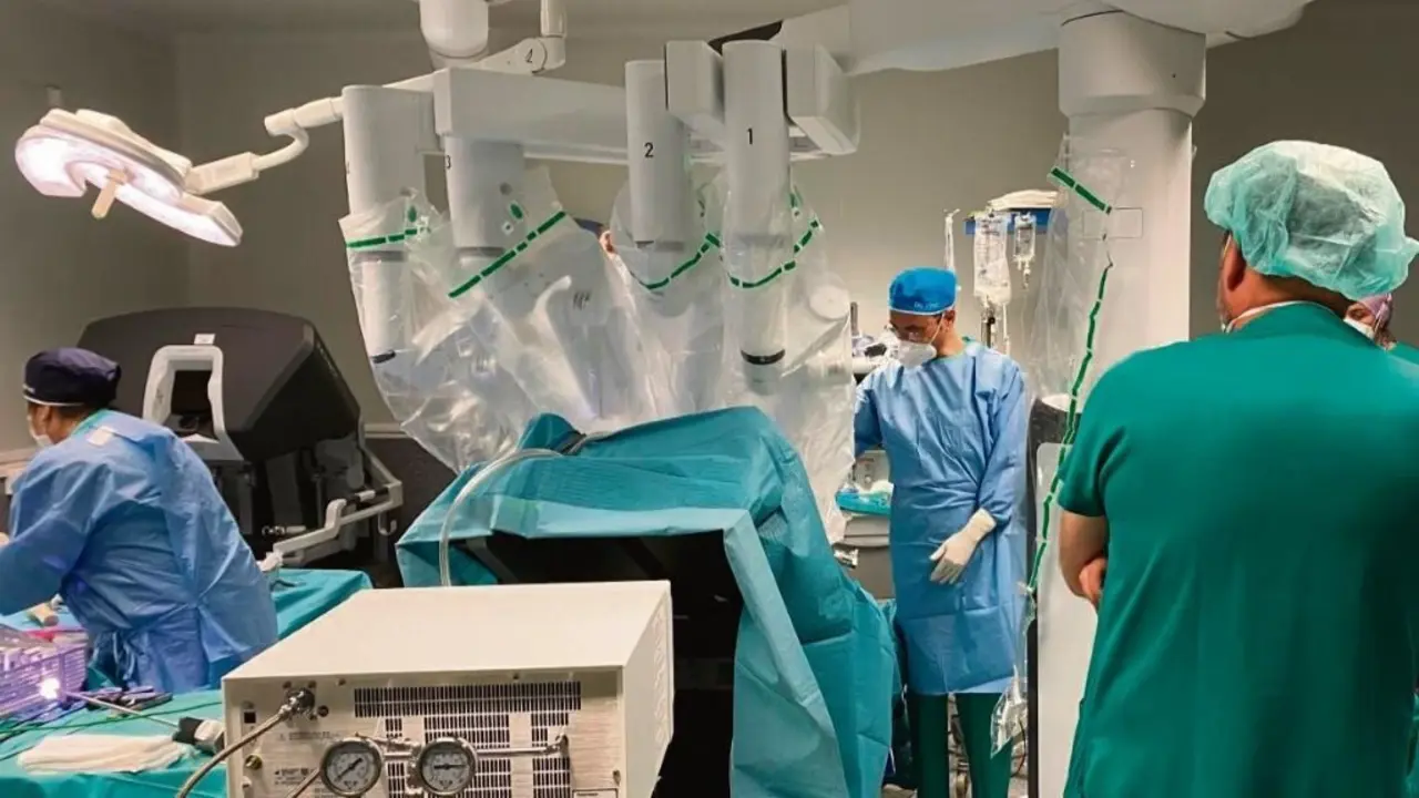 Quir&oacute;fano do servizo de Urolox&iacute;a do Hospital &Aacute;lvaro Cunqueiro de Vigo. (Foto: Sergas)