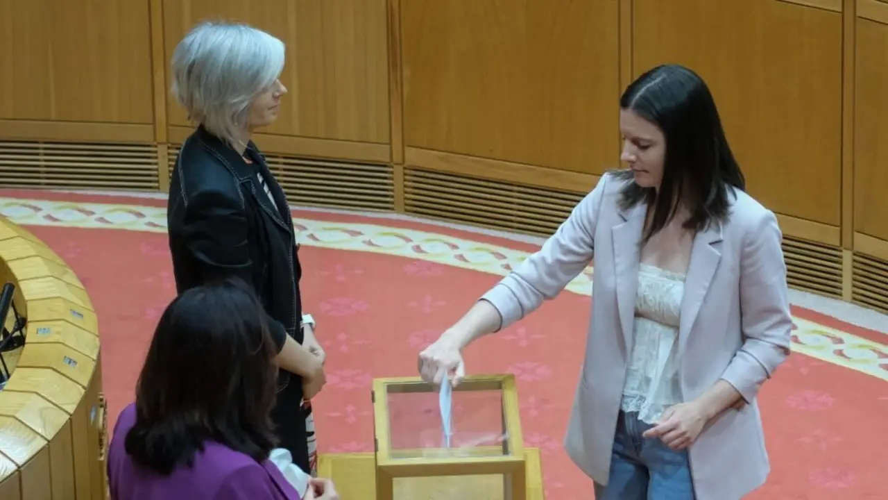 Olalla Rodil votando ante Patricia Iglesias e Elena Candia, esta terza feira. (Foto: Arxina)