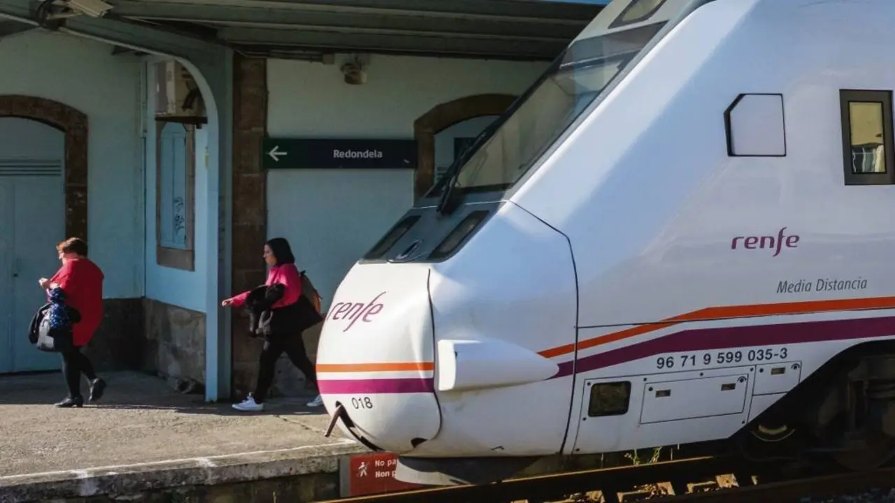 Tren do servizo de Media Distancia estacionado en Padr&oacute;n (O Sar). (Foto: Arxina)