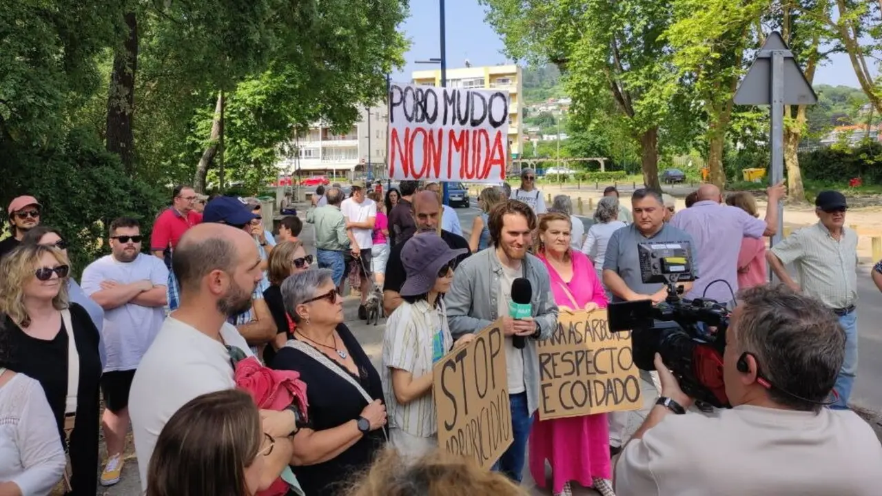 Momento da conexi&oacute;n da TVG co pi&ntilde;eiral da Madalena de Cabanas (Eume) durante a protesta veci&ntilde;al. (Foto: @iagovarela)