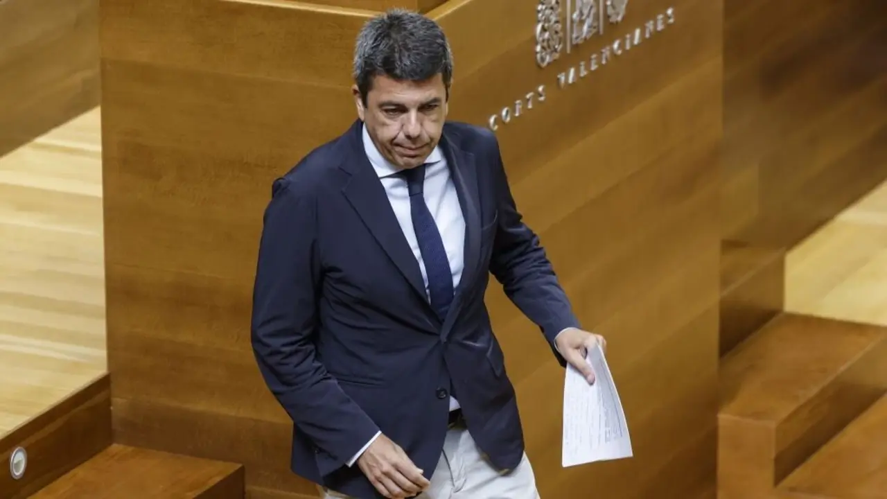 Carlos Maz&oacute;n, onte, durante a sesi&oacute;n de control en Les Corts de Val&egrave;ncia. (Foto: Rober Solsona / Europa Press)