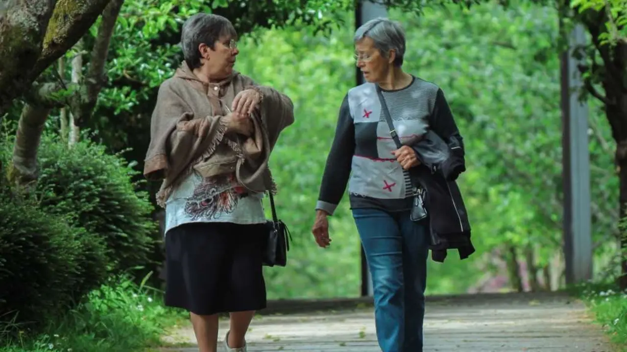 D&uacute;as mulleres paseando pola Alameda de Compostela. (Foto: Clara Xanthina)