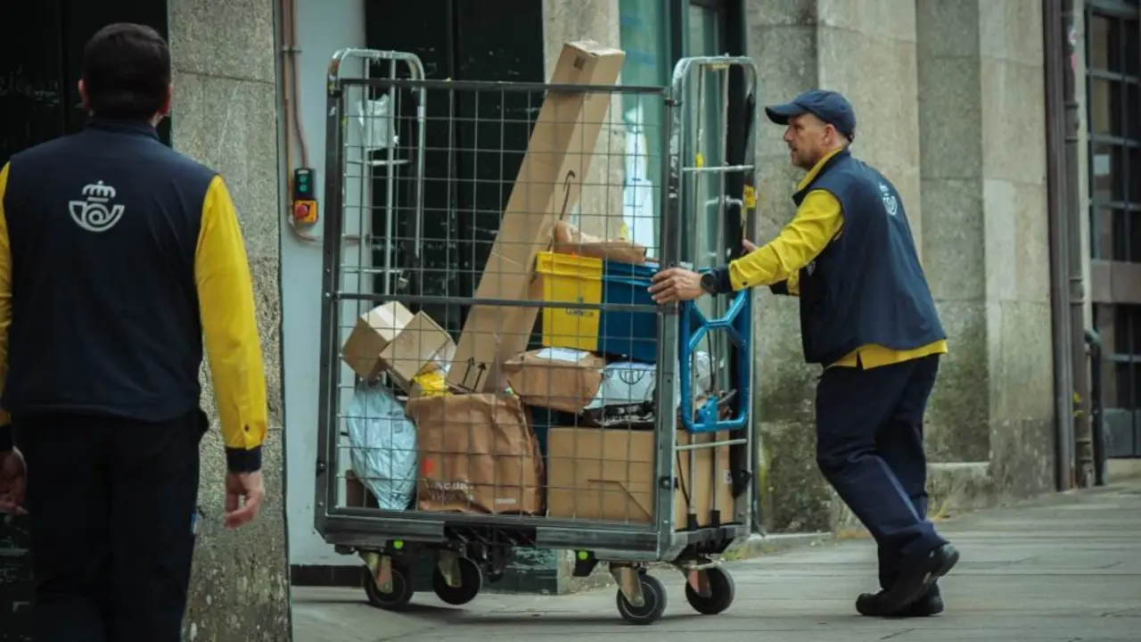 Traballadores de Correos
en Compostela. (Foto: Clara Xanthina)
