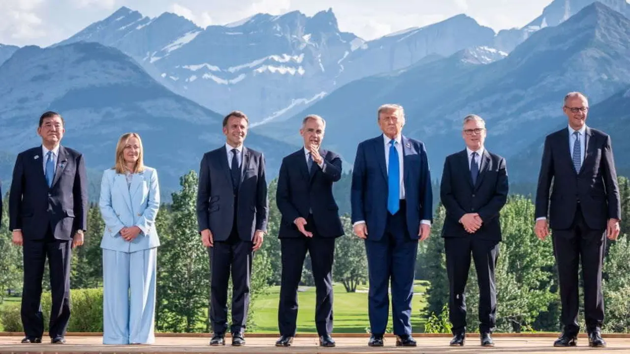 Shigeru Ishiba, Giorgia Meloni, Emmanuel Macron, Mark Carney, Donald Trump, Keir Starmer, Friedrich Merz e Ursula von der Leyen no G-7. (Foto: Michael Kappeler / dpa-Pool / dpa)