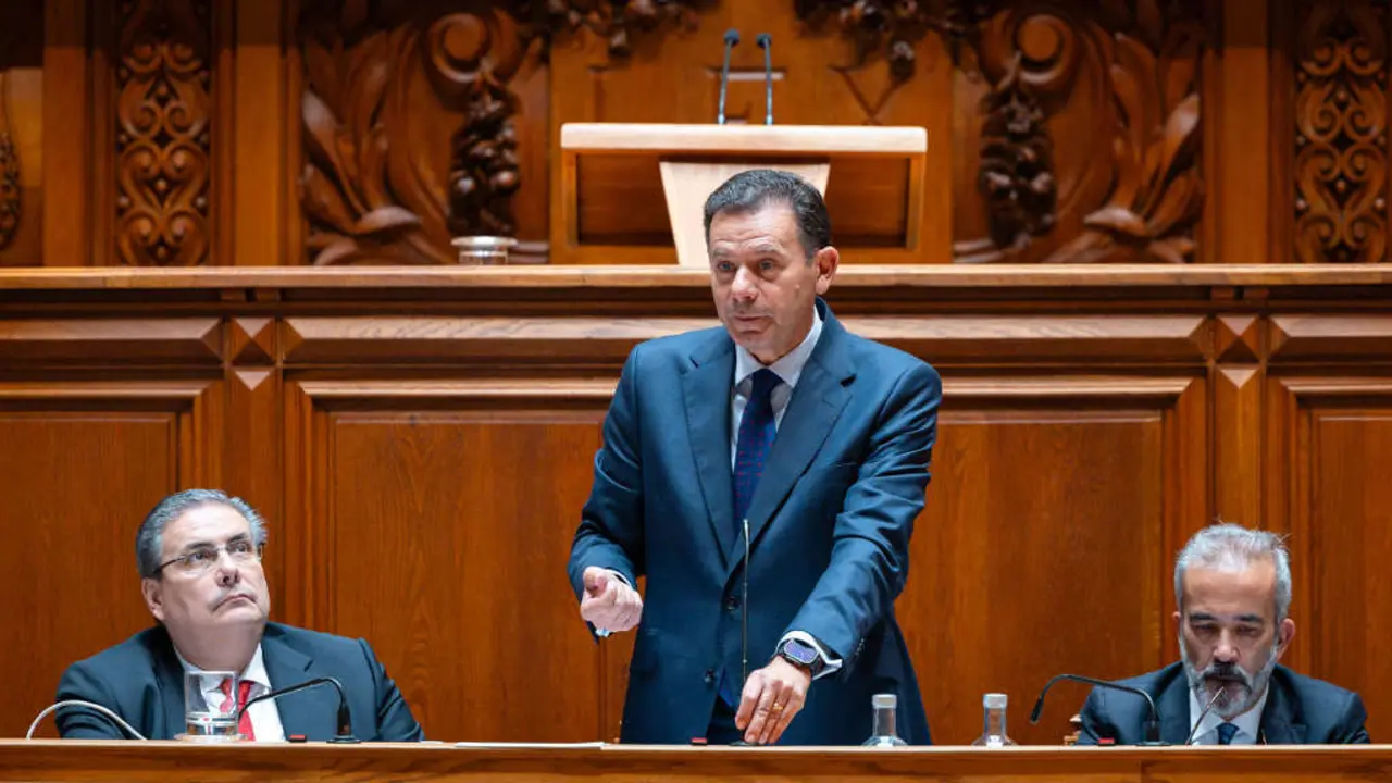 Lu&iacute;s Montenegro, primeiro ministro de Portugal, na Assembleia da Rep&uacute;blica, o 18 de xu&ntilde;o de 2025. (Foto: N&oacute;s Diario)
