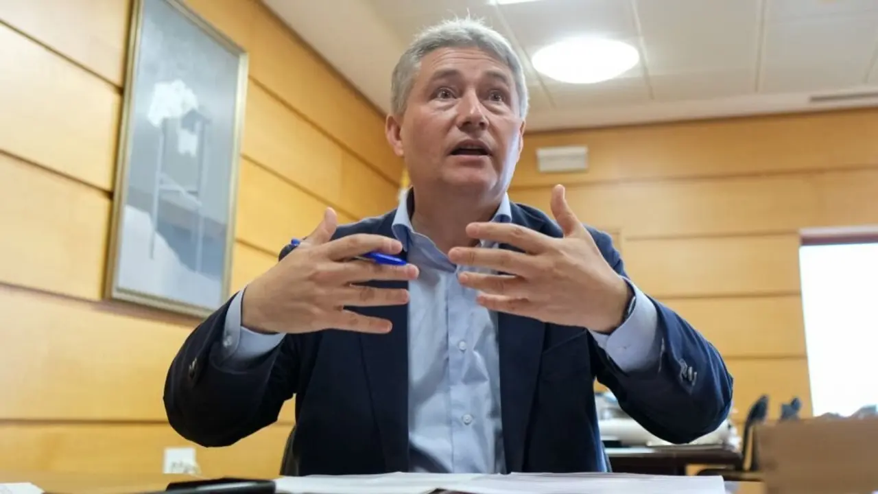 O reitor da Universidade da Coru&ntilde;a, Ricardo Cao, esta quinta feira, no seu despacho. (Foto: Arxina)