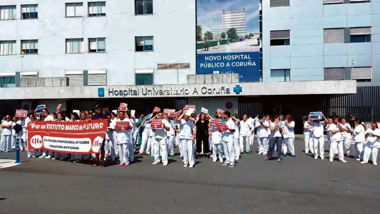 Pacientes e persoal esta quinta feira 19 de xu&ntilde;o nunha concentraci&oacute;n en Ribeira. (Foto: N&oacute;s Diario)