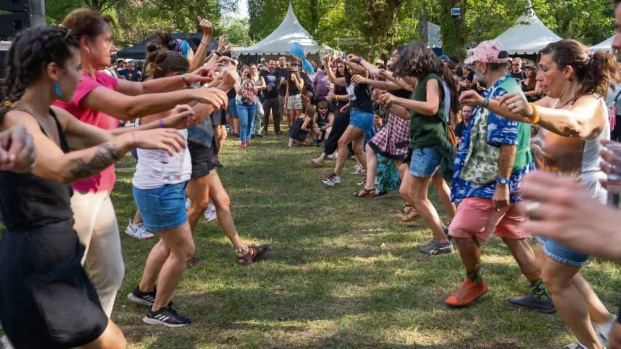 A foliada, un espazo libre e espont&aacute;neo, conv&eacute;rtese nunha praza p&uacute;blica onde se pode bailar e cantar o orgullo sen complexos. (Foto: AGG)