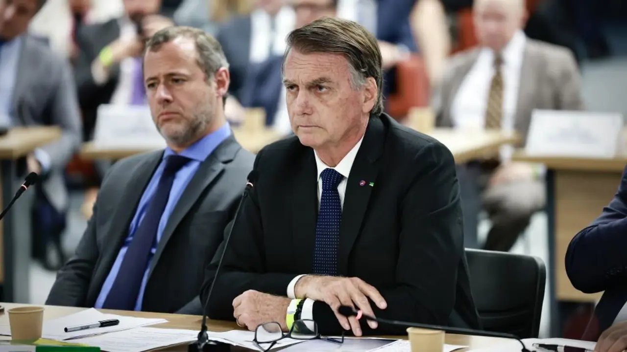 Jair Bolsonaro, ex presidente do Brasil, sentado diante do Tribunal Supremo o pasado 10 de xu&ntilde;o. (Foto: Fellipe Sampaio / Supreme Court of / DPA)