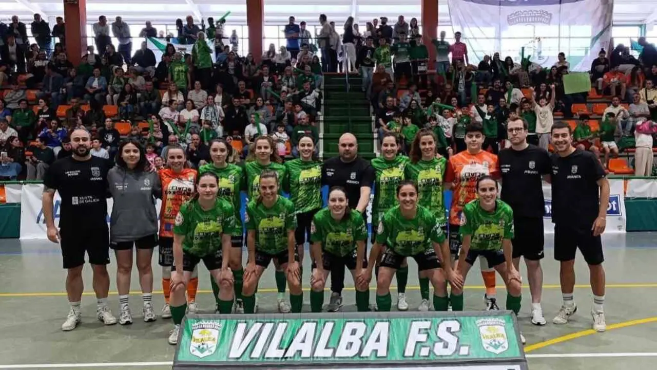 O cadro de xogadoras do Vilalba ao completo no partido de ida da eliminatoria polo ascenso. (Foto: Vilalba FS)