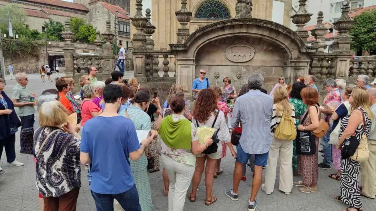 Xos&eacute; Cobas e Fina Casalderrey (no centro), esta segunda feira 23 de xu&ntilde;o, en Pontevedra. (Foto: N&oacute;s Diario)