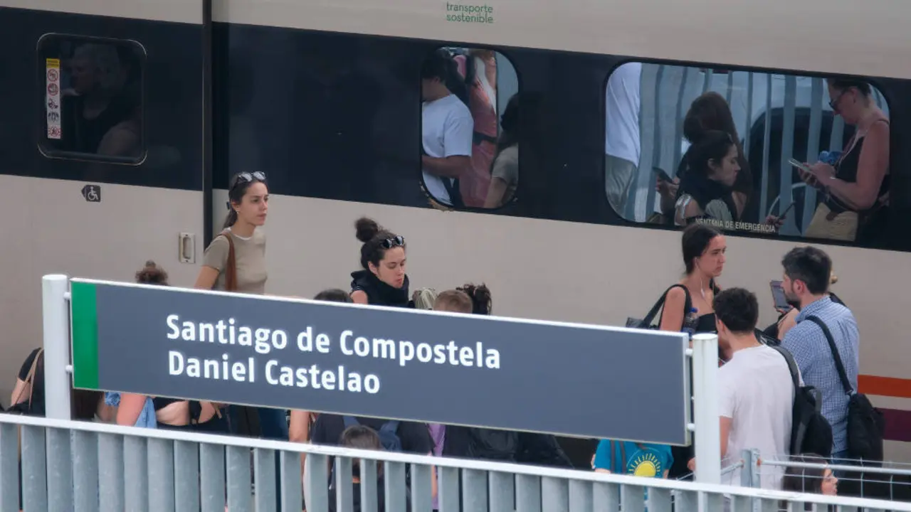 Arquivo | Viaxeiras e viaxeiros na estaci&oacute;n de tren de Santiago de Compostela. (Foto: Arxina)
