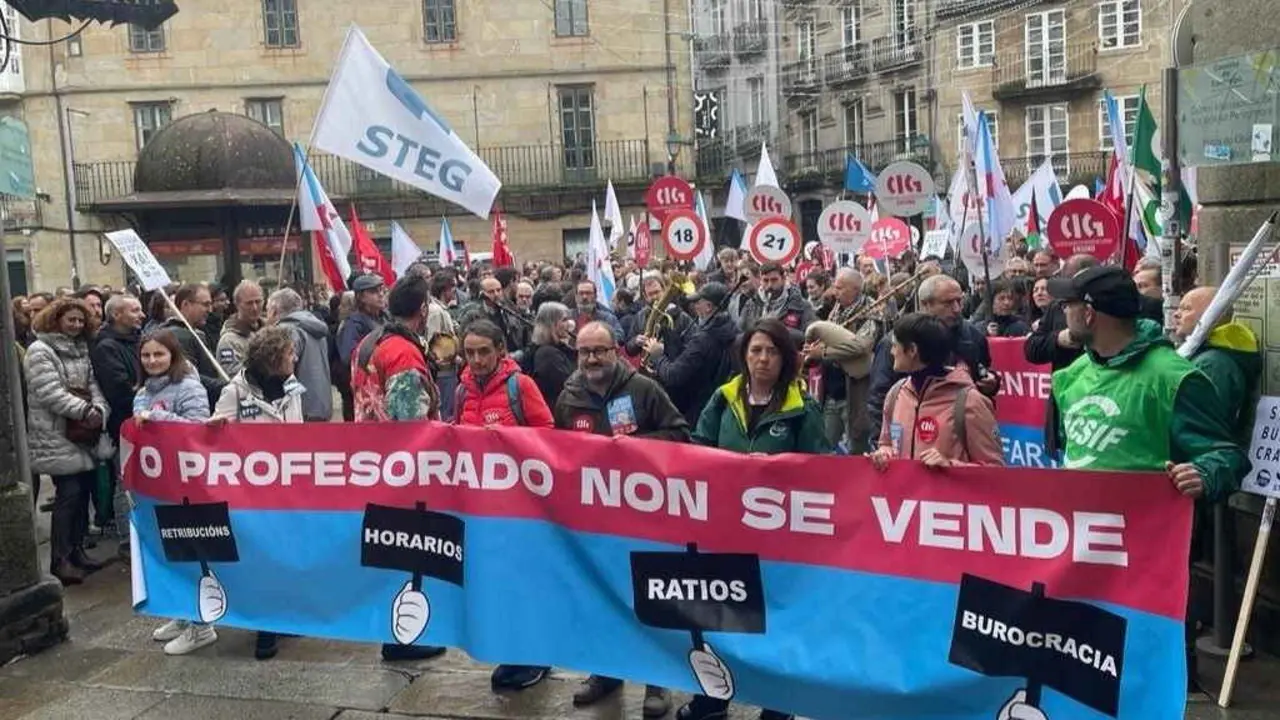 Manifestaci&oacute;n de profesorado convocada polos sindicatos CIG, STEG e CSIFen compostela en novembro de 2023. (Foto: Europa Press)