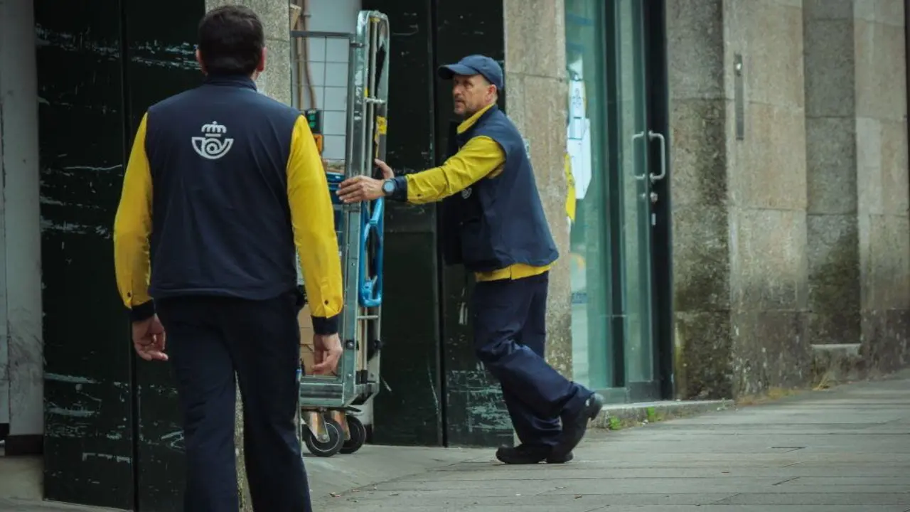 Persoal traballador de Correos en Santiago de Compostela. (Foto: Clara Xanthina)