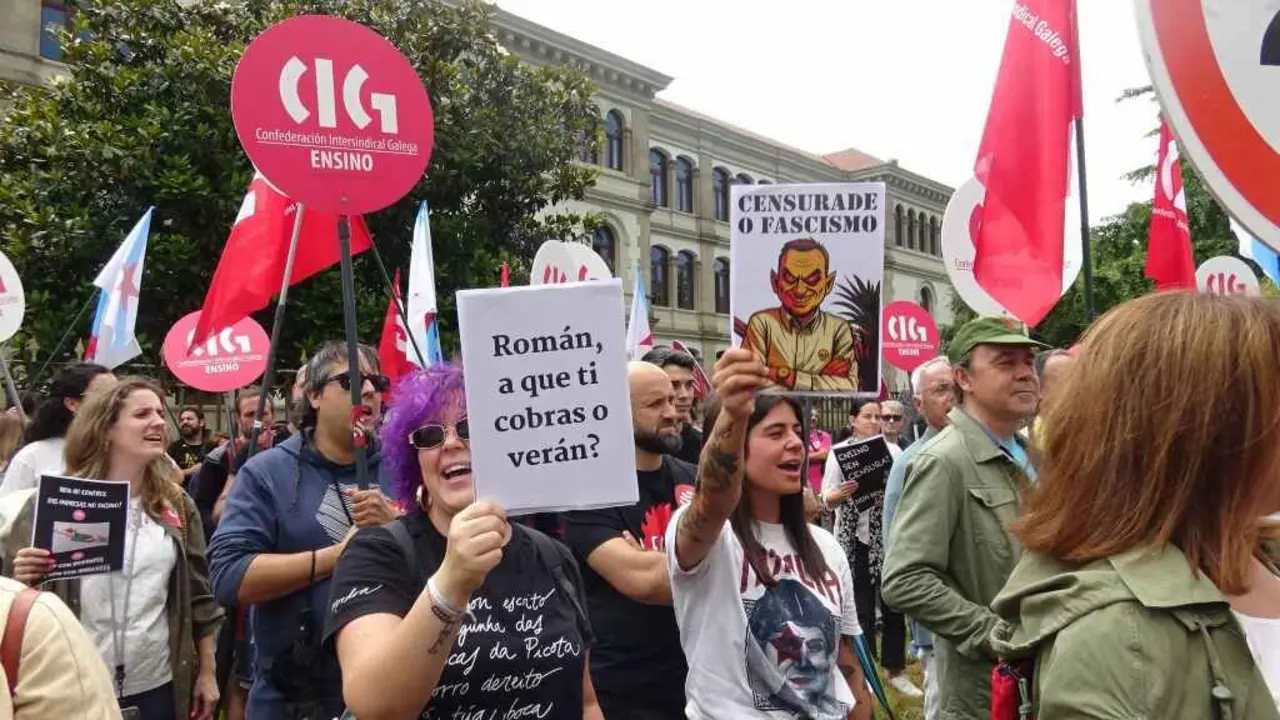 Concentraci&oacute;n de docentes a pasada cuarta feira 25 de xu&ntilde;o ante San Caetano, sa ede central do Goberno galego. (Foto: N&oacute;s Diario)